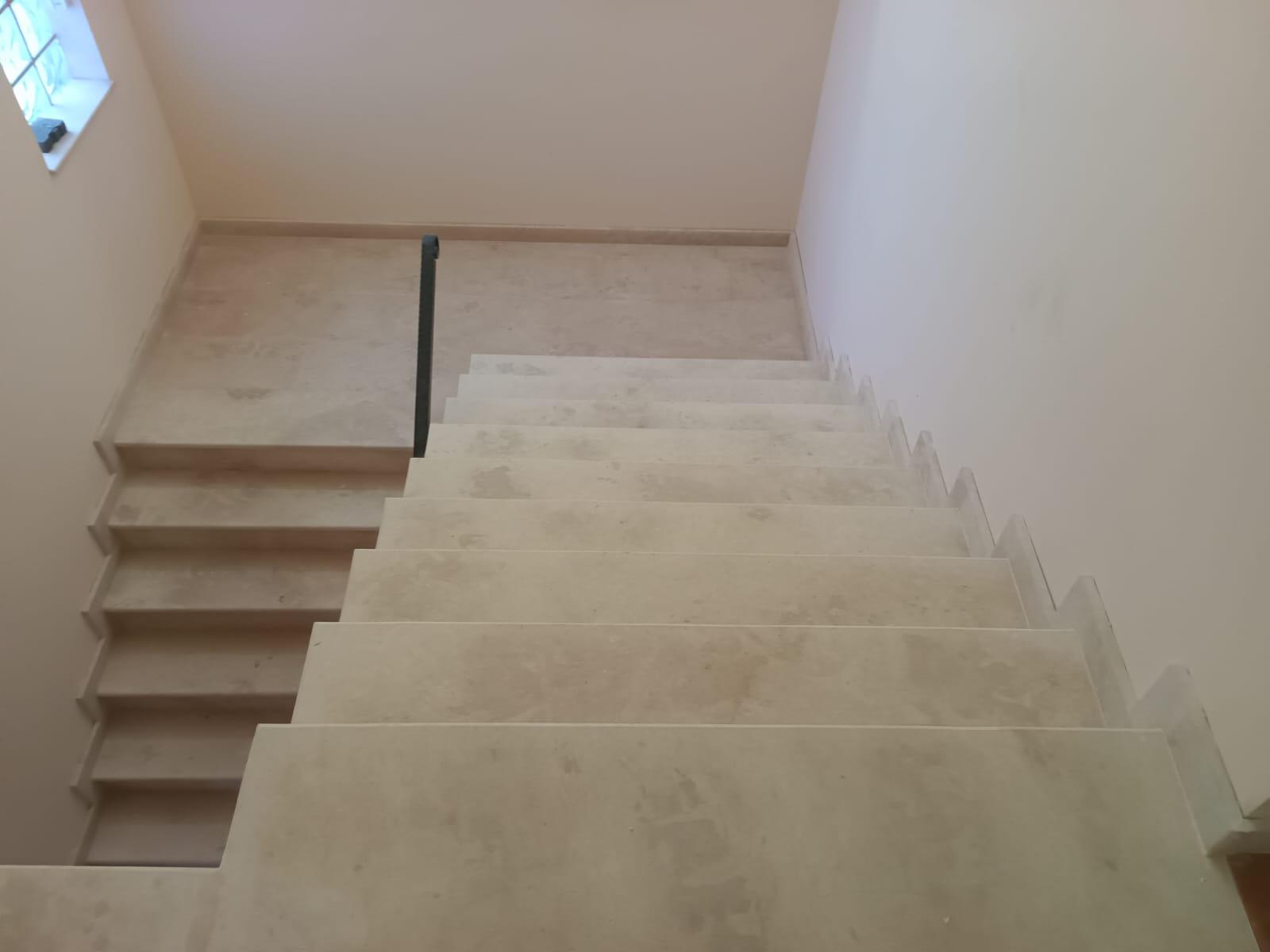 Read more about the article Scară interioară din marmură Vratza – eleganță clasică și execuție precisă, Sebeș (Alba)