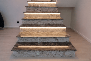 Scară interioară din granit Black Marina și Alaska White – proiect rezidențial Sibiu